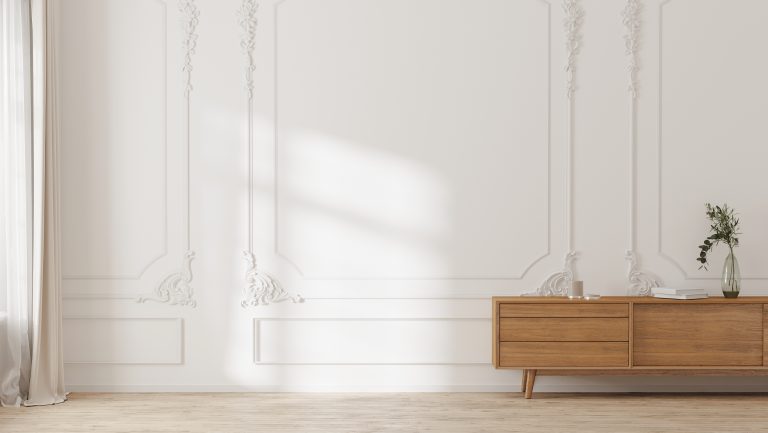 Moulure murale dans le couloir : une touche de sophistication pour votre intérieur